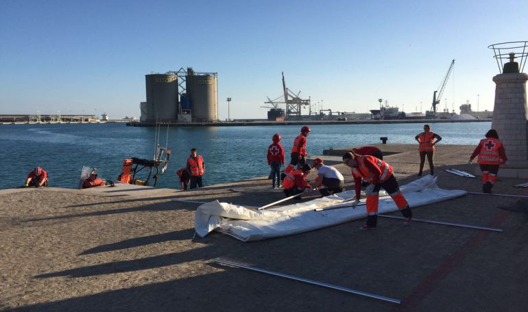 Preparación del operativo de Cruz Roja en el puerto de Málaga para atender a los 52 inmigrantes rescatados Preparación del operativo de Cruz Roja en el puerto de Málaga para atender a los 52 inmigrantes rescatados