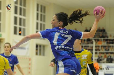 Eli Pinedo se retiró en 2016 tras 17 años de una trayectoria deportiva llena de éxitos en el balonmano: títulos de Liga, de Copa, medallas en Olimpiadas, Campeonatos de Europa y del Mundo. La extremo de Amurrio se ha convertido también en una de las mayores referencias del deporte femenino en Euskadi; y en un ejemplo para los niños y niñas que se inician en la práctica de este y otros deportes, por su talante extrovertido y amable. Eli Pinedo se retiró en 2016 tras 17 años de una trayectoria deportiva llena de éxitos en el balonmano: títulos de Liga, de Copa, medallas en Olimpiadas, Campeonatos de Europa y del Mundo. La extremo de Amurrio se ha convertido también en una de las mayores referencias del deporte femenino en Euskadi; y en un ejemplo para los niños y niñas que se inician en la práctica de este y otros deportes, por su talante extrovertido y amable.