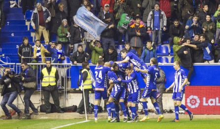 La temporada 2016-2017 ha sido la del retorno del Glorioso a la gloria. El Alavés ha vuelto a la máxima categoría del fútbol, y lo ha hecho para quedarse, con hitos como el “asalto” al Camp Nou o la clasificación para una final de la Copa del Rey que ilusiona a todos los alaveses. Los aficionados al fútbol albiazules pueden al fin utilizar el presente en sus conversaciones al referirse a las hazañas de su equipo. La temporada 2016-2017 ha sido la del retorno del Glorioso a la gloria. El Alavés ha vuelto a la máxima categoría del fútbol, y lo ha hecho para quedarse, con hitos como el “asalto” al Camp Nou o la clasificación para una final de la Copa del Rey que ilusiona a todos los alaveses. Los aficionados al fútbol albiazules pueden al fin utilizar el presente en sus conversaciones al referirse a las hazañas de su equipo.