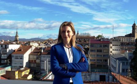 La gasteiztarra Eva García Sáenz de Urturi es escritora y diplomada en Óptica y Optometría. Durante una década ocupó varios puestos de alta dirección en el sector óptico. Posteriormente obtuvo una plaza fija en la Universidad de Alicante. En 2012 irrumpe en el mundo literario con su primer libro. En 2016 su novela negra “El silencio de la ciudad blanca” , se ha convertido en un fenómeno editorial que será próximamente trasladado al cine. Su absorbente trama se desarrolla al completo en escenarios de Alava y Vitoria. La gasteiztarra Eva García Sáenz de Urturi es escritora y diplomada en Óptica y Optometría. Durante una década ocupó varios puestos de alta dirección en el sector óptico. Posteriormente obtuvo una plaza fija en la Universidad de Alicante. En 2012 irrumpe en el mundo literario con su primer libro. En 2016 su novela negra “El silencio de la ciudad blanca” , se ha convertido en un fenómeno editorial que será próximamente trasladado al cine. Su absorbente trama se desarrolla al completo en escenarios de Alava y Vitoria.