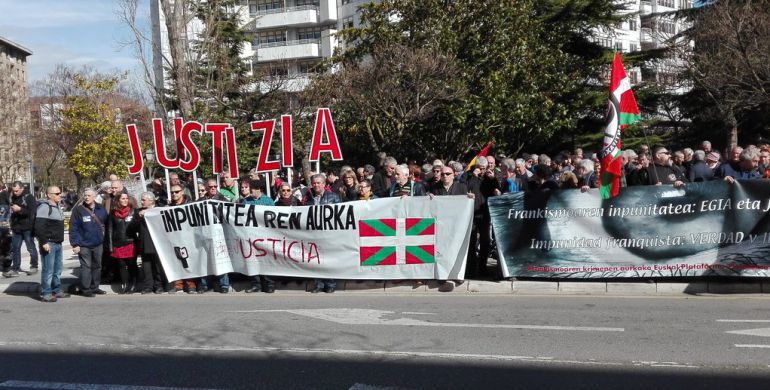 La Asociación de víctimas del 3 de marzo en Vitoria protestan frente a los juzgados contra la "impunidad de la justicia" La Asociación de víctimas del 3 de marzo en Vitoria protestan frente a los juzgados contra la "impunidad de la justicia"