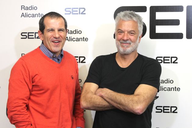 Adolfo Fernández, adaptador de "En la orilla", en los estudios de Radio Alicante Adolfo Fernández, adaptador de "En la orilla", en los estudios de Radio Alicante