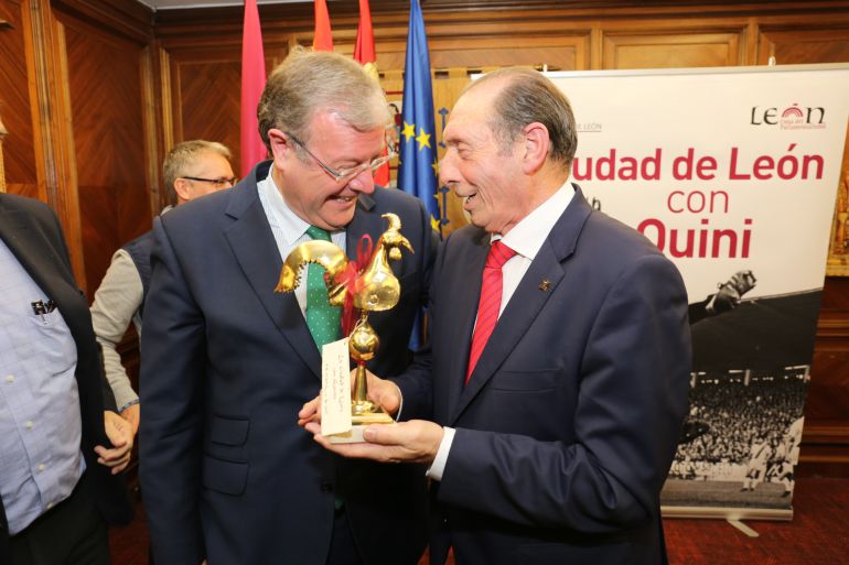 "Quini" recibe el "Gallo de San Isidoro" de manos del alcalde Silván "Quini" recibe el "Gallo de San Isidoro" de manos del alcalde Silván