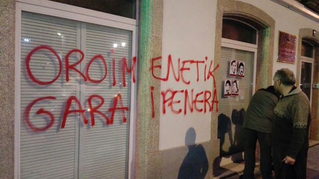 Pintada en la sede de la Fundación Manuel Fraga, en la Rúa da Pravia. Pintada en la sede de la Fundación Manuel Fraga, en la Rúa da Pravia.