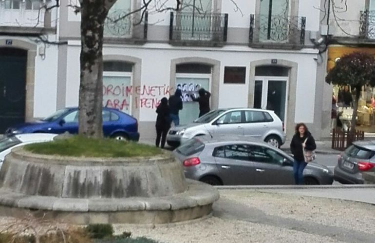 Los atacantes en el momento de realizar la pintada contra la casa de Manuel Fraga Los atacantes en el momento de realizar la pintada contra la casa de Manuel Fraga