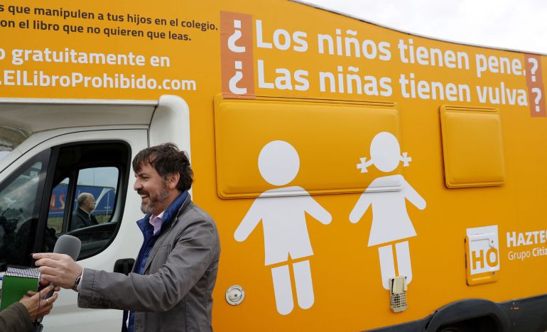 El presidente de la Asociación HazteOir.org, Ignacio Arsuaga, tras presentar la autocaravana con un nuevo eslogan. El presidente de la Asociación HazteOir.org, Ignacio Arsuaga, tras presentar la autocaravana con un nuevo eslogan.