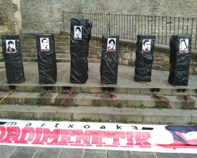 El Ayuntamiento retira varias fotografías de homenaje a los asesinados del 3 de marzo El Ayuntamiento retira varias fotografías de homenaje a los asesinados del 3 de marzo