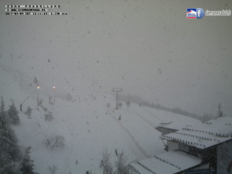Nieva copiosamente desde el mediodía del sábado en Sierra Nevada (Granada). Imagen de las 12.11h Nieva copiosamente desde el mediodía del sábado en Sierra Nevada (Granada). Imagen de las 12.11h