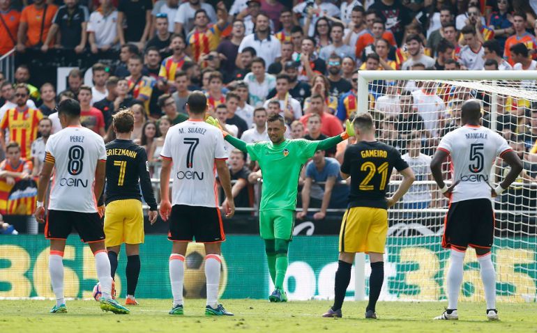 Alves, antes de pararle un penalti a Griezmann en el partido de la primera vuelta en Mestalla. Alves, antes de pararle un penalti a Griezmann en el partido de la primera vuelta en Mestalla.