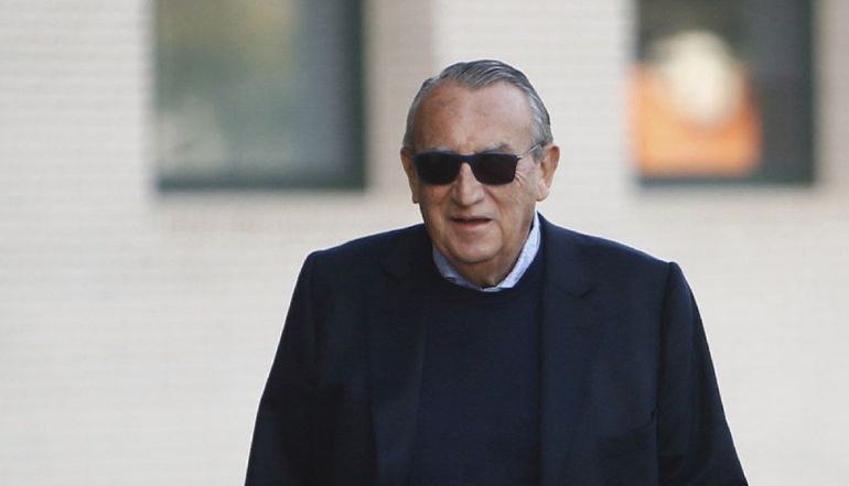 El expresidente de la Diputación de Castellón y del Partido Popular provincial a su llegada a la Ciudad de la Justicia de Castellón para declarar como investigado por un presunto delito societario por la venta del club de golf de La Coma El expresidente de la Diputación de Castellón y del Partido Popular provincial a su llegada a la Ciudad de la Justicia de Castellón para declarar como investigado por un presunto delito societario por la venta del club de golf de La Coma