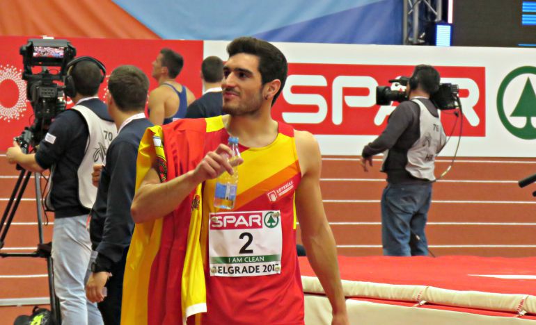 Jorge Ureña da la vuelta de honor al Kombank Arena tras ganar la plata en el Heptatlon Jorge Ureña da la vuelta de honor al Kombank Arena tras ganar la plata en el Heptatlon