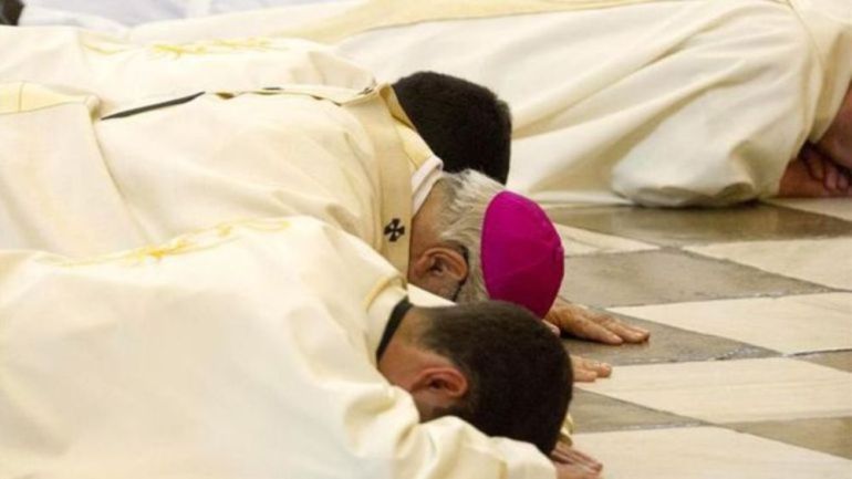 El arzobispo de Granada pidió perdón a la Iglesia de este modo en la misa de la Catedral por el caso Romanones El arzobispo de Granada pidió perdón a la Iglesia de este modo en la misa de la Catedral por el caso Romanones