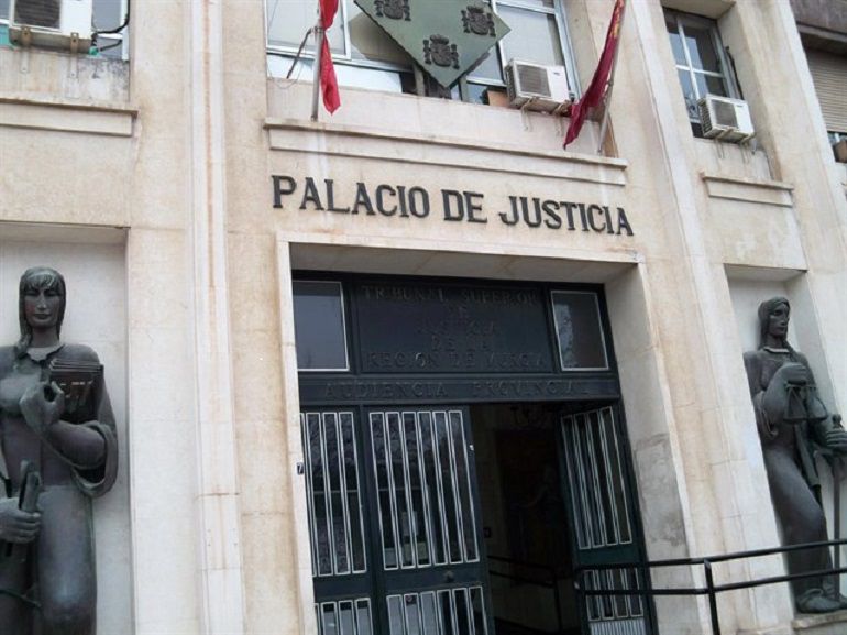 Puerta de entrada principal del Palacio de Justicia de Murcia Puerta de entrada principal del Palacio de Justicia de Murcia