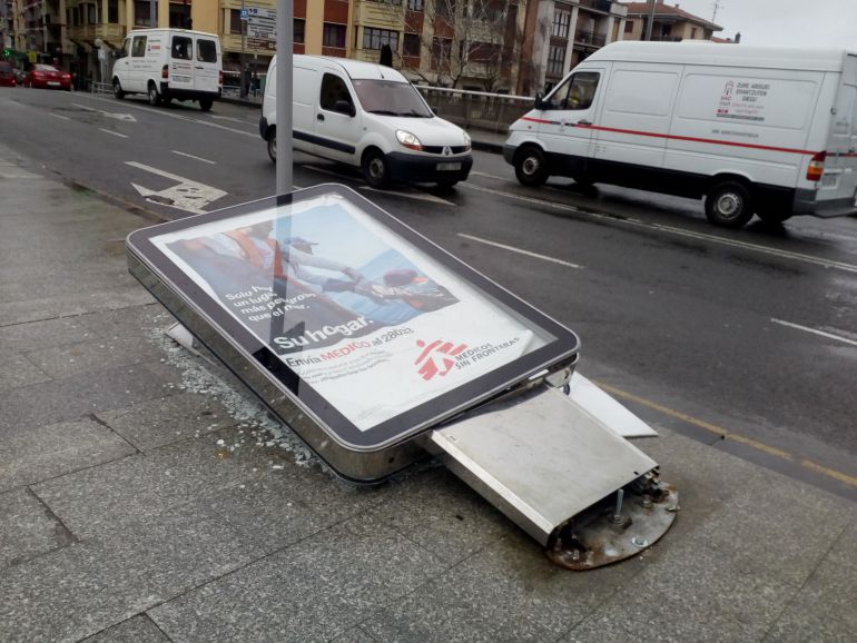 Soporte publicitario caido en las inmediaciones de la plaza Txanaleta