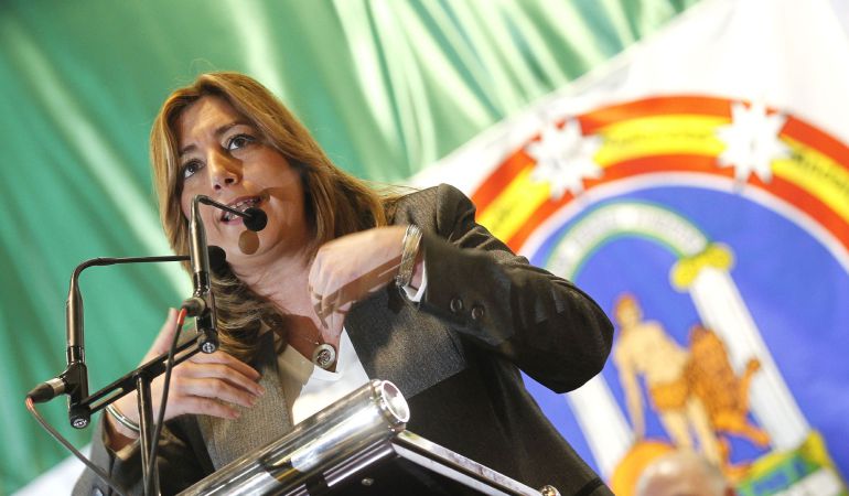 La presidenta de la Junta de Andalucía, Susana Díaz, durante su intervención en el Día de Andalucía organizado por la Federación de Entidades Andaluzas de la Comunidad Valenciana en la localidad de Mislata. La presidenta de la Junta de Andalucía, Susana Díaz, durante su intervención en el Día de Andalucía organizado por la Federación de Entidades Andaluzas de la Comunidad Valenciana en la localidad de Mislata.