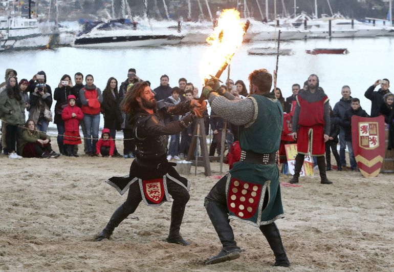 Momento de la representación de La Arribada en Praia da Ribeira Momento de la representación de La Arribada en Praia da Ribeira
