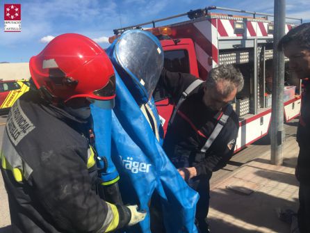 Los bomberos muestran un traje NBQ para situaciones extremas como accidentes químicos y nucleares Los bomberos muestran un traje NBQ para situaciones extremas como accidentes químicos y nucleares