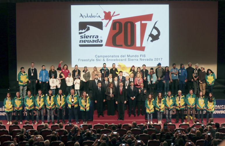 El rey Felipe VI junto a la presidenta de la Junta de Andalucía, Susana Díaz, en la foto de familia durante la ceremonia inaugural de los Campeonatos del Mundo de Snowboard y Freestyle Ski Sierra Nevada 2017 que se disputan en la estación andaluza hasta el 19 de marzo, esta tarde en el Palacio de Congresos de Granada El rey Felipe VI junto a la presidenta de la Junta de Andalucía, Susana Díaz, en la foto de familia durante la ceremonia inaugural de los Campeonatos del Mundo de Snowboard y Freestyle Ski Sierra Nevada 2017 que se disputan en la estación andaluza hasta el 19 de marzo, esta tarde en el Palacio de Congresos de Granada
