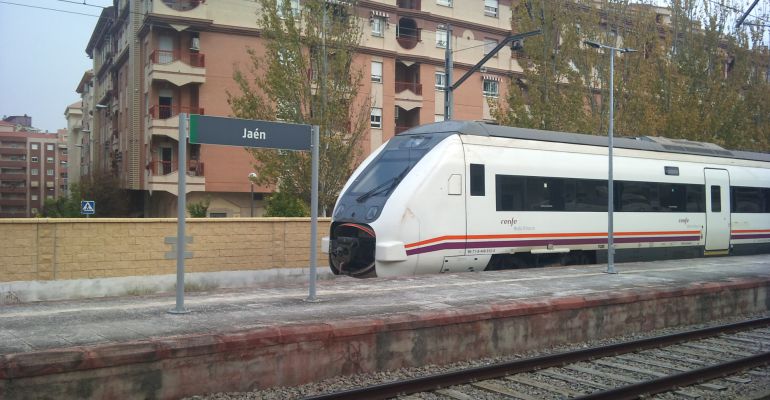 Un tren para en la estación de ferrocarril de Jaén.