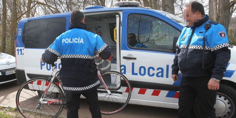 Miembros de la policía local de Palencia retirando la bicicleta del fallecido Miembros de la policía local de Palencia retirando la bicicleta del fallecido