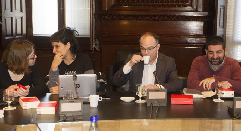 Las portavoces de la CUP, Anna Gabriel (2i) y Eulalia Reguant (i), y los de JxS, Jordi Turull (2d) y Chakir el Homrani Lasfar (d), poco antes de la reunión de la Junta de Portavoces del Parlament Las portavoces de la CUP, Anna Gabriel (2i) y Eulalia Reguant (i), y los de JxS, Jordi Turull (2d) y Chakir el Homrani Lasfar (d), poco antes de la reunión de la Junta de Portavoces del Parlament