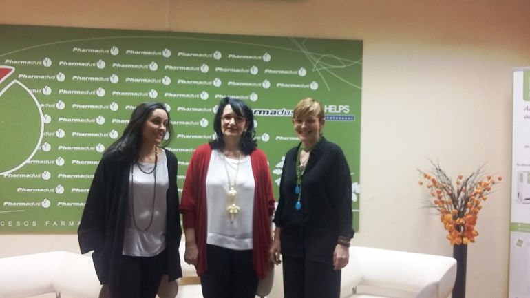 Alicia Van Assche, autora del libro, junto a la subdelegada del Gobierno, Teresa Mata, y la presidenta de Pharmadus, Beatriz Escudero (de izq. a dcha.) Alicia Van Assche, autora del libro, junto a la subdelegada del Gobierno, Teresa Mata, y la presidenta de Pharmadus, Beatriz Escudero (de izq. a dcha.)