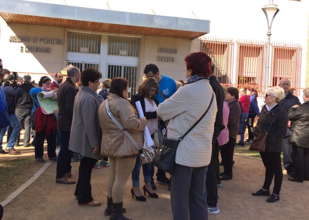 Responsables de la Fundación Guadalquivir arropados por personas vinculadas con la Fundación y allegados Responsables de la Fundación Guadalquivir arropados por personas vinculadas con la Fundación y allegados