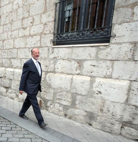 Javier León acude caminando a declarar a los juzgados Javier León acude caminando a declarar a los juzgados