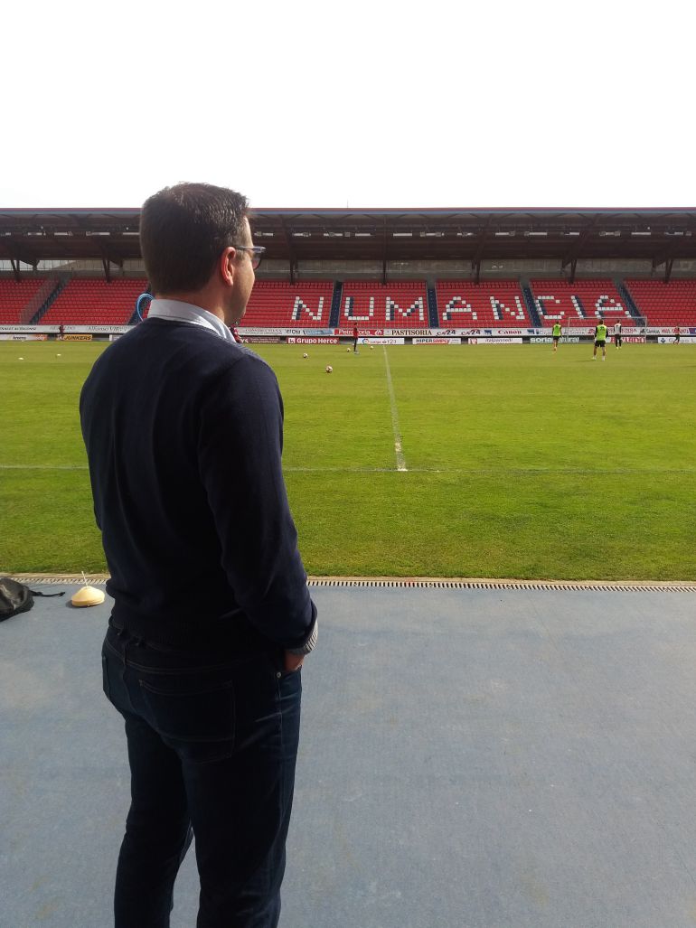 César Palacios, director deportivo del Numancia, durante un entrenamiento del equipo. César Palacios, director deportivo del Numancia, durante un entrenamiento del equipo.