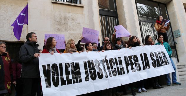 Concentració a la porta dels jutjats convocada per la família de la víctima. Concentració a la porta dels jutjats convocada per la família de la víctima.