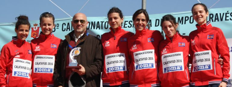 Equipo femenino de la pasada edición con el presidente de la federación Olallo Fernández Equipo femenino de la pasada edición con el presidente de la federación Olallo Fernández