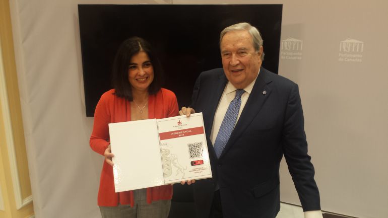 Jerónimo Saavedra presenta la Memoria Anual del Diputado del Común a la presidenta del Parlamento de Canarias, Carolina Darias Jerónimo Saavedra presenta la Memoria Anual del Diputado del Común a la presidenta del Parlamento de Canarias, Carolina Darias