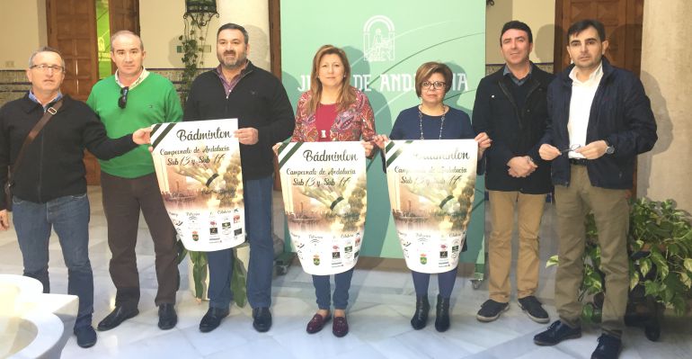 El alcalde de Arjonilla, Miguel Ángel Carmona (tercero por la izqda), y la delegada de deporte, Pilar Salazar (a su lado) durante la presentación del campeonato. El alcalde de Arjonilla, Miguel Ángel Carmona (tercero por la izqda), y la delegada de deporte, Pilar Salazar (a su lado) durante la presentación del campeonato.