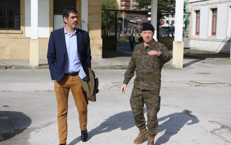 El alcalde de San Sebastián, Eneko Goia, durante su visita a los cuarteles de Loiola. El alcalde de San Sebastián, Eneko Goia, durante su visita a los cuarteles de Loiola.