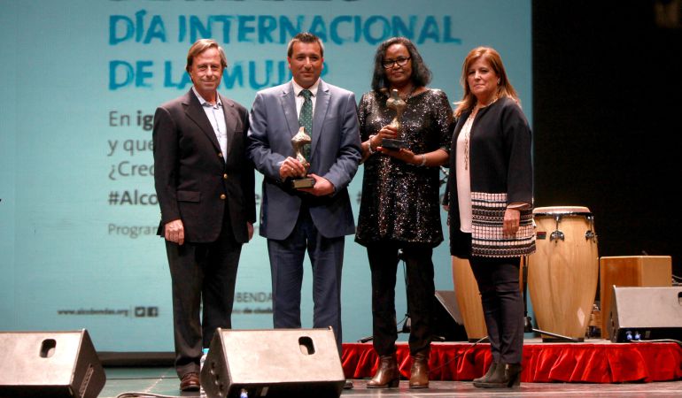 El alcalde, Igancio García de Vinuesa (izquierda), y la concejala de Promoción de la Igualdad, Mónica Sánchez (derecha), entregaron los galardones a los premiados sobre el escenario del TACA El alcalde, Igancio García de Vinuesa (izquierda), y la concejala de Promoción de la Igualdad, Mónica Sánchez (derecha), entregaron los galardones a los premiados sobre el escenario del TACA