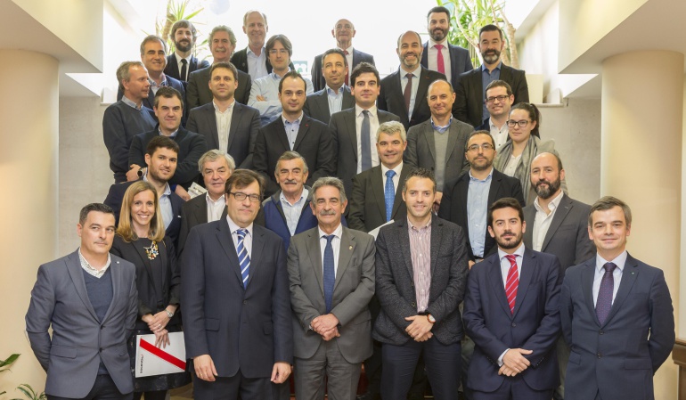 Foto de familia de los integrantes de Ascentic con el presidente de Cantabria, Miguel Angel Revilla Foto de familia de los integrantes de Ascentic con el presidente de Cantabria, Miguel Angel Revilla