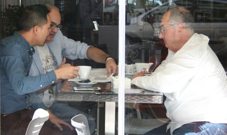 Directivos de Fechi y Yunfei Zhou en una cafetería del centro tras visitar a un notario Directivos de Fechi y Yunfei Zhou en una cafetería del centro tras visitar a un notario