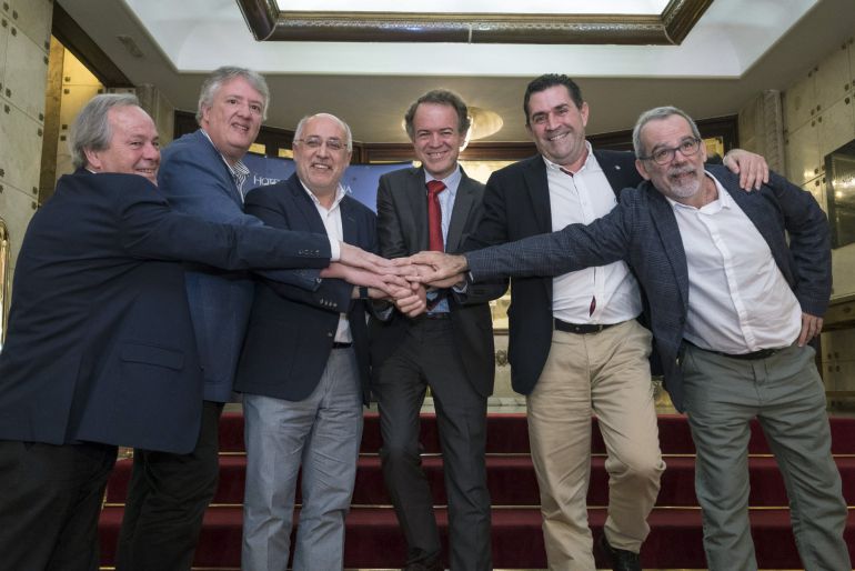 El coordinador del expediente para la declaración del Risco Caído y las montañas sagradas de Gran Canaria como Patrimonio Mundial de la Unesco, Cipriano Marín; el consejero de Cultura y patrimonio del Cabildo de Gran Canaria, Carlos Ruíz; el presidente del Cabildo de Gran Canaria, Antonio Morales; el director general de Bellas Artes del Ministerio de Educación y Cultura, Luis Lafuente; el director general de Patrimonio Cultural del ejecutivo regional, Miguel Ángel Clavijo; y el Inspector de Patrimonio del Caildo, José de León, se fotografían tras hacerse pública la decisión unánime del Consejo Nacional de Patrimonio Histórico, que España proponga a la Unesco el reconocimiento como Patrimonio de la Humanidad de la cueva de Risco Caído, un yacimiento prehispánico que durante siglos marcó el calendario y el paso de las estaciones en la cumbre de Gran Canaria. Ángel Medina G. El coordinador del expediente para la declaración del Risco Caído y las montañas sagradas de Gran Canaria como Patrimonio Mundial de la Unesco, Cipriano Marín; el consejero de Cultura y patrimonio del Cabildo de Gran Canaria, Carlos Ruíz; el presidente del Cabildo de Gran Canaria, Antonio Morales; el director general de Bellas Artes del Ministerio de Educación y Cultura, Luis Lafuente; el director general de Patrimonio Cultural del ejecutivo regional, Miguel Ángel Clavijo; y el Inspector de Patrimonio del Caildo, José de León, se fotografían tras hacerse pública la decisión unánime del Consejo Nacional de Patrimonio Histórico, que España proponga a la Unesco el reconocimiento como Patrimonio de la Humanidad de la cueva de Risco Caído, un yacimiento prehispánico que durante siglos marcó el calendario y el paso de las estaciones en la cumbre de Gran Canaria. Ángel Medina G.