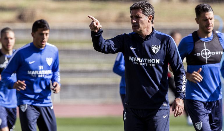Míchel dirije una sesión de entrenamiento del Málaga. Míchel dirije una sesión de entrenamiento del Málaga.