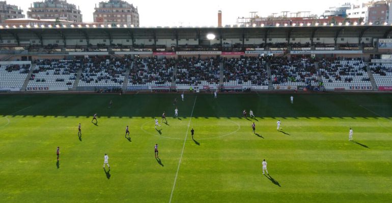 Uno de los momentos del partido de Alba en el Carlos Belmonte Uno de los momentos del partido de Alba en el Carlos Belmonte