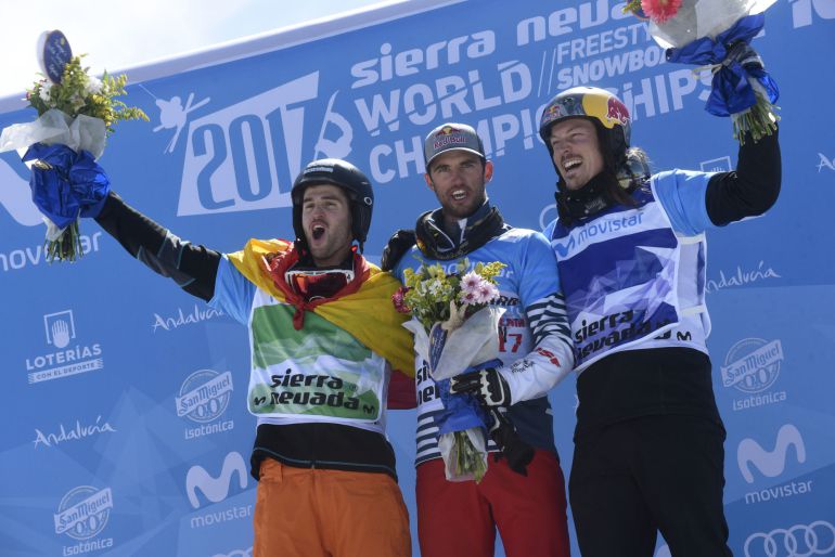 Lucas Eguibar celebra en el podio su medalla de plata en el mundial Lucas Eguibar celebra en el podio su medalla de plata en el mundial