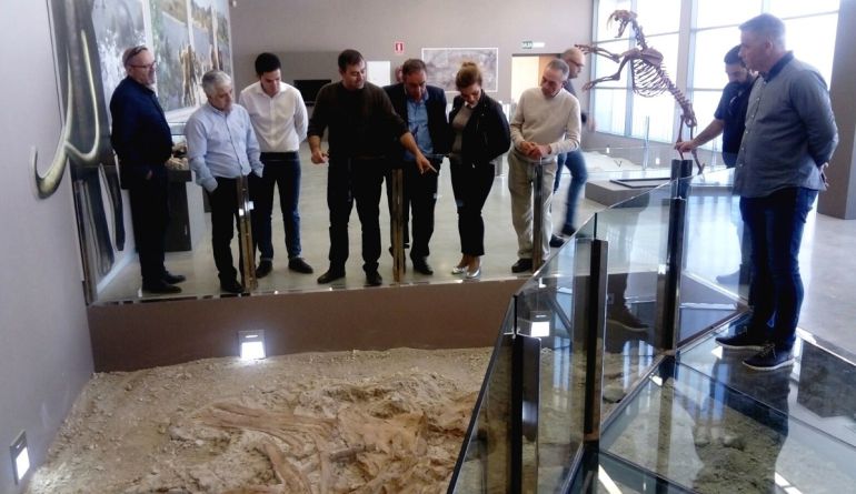 Representantes políticos de Ciudadanos y del Ayuntamiento de Orce en el centro de interpretación de los yacimientos arqueológicos y paleontológicos de la localidad Representantes políticos de Ciudadanos y del Ayuntamiento de Orce en el centro de interpretación de los yacimientos arqueológicos y paleontológicos de la localidad