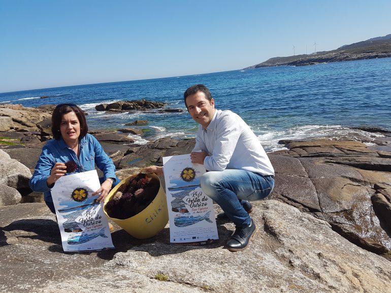 Edil delegada de Turismo, Manuela Méndez, y Alcalde de Cervo, Alfonso Villares con el cartel de la "Festa do Ourizo". Edil delegada de Turismo, Manuela Méndez, y Alcalde de Cervo, Alfonso Villares con el cartel de la "Festa do Ourizo".