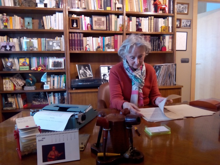 La mujer de José Antonio Labordeta, Juana de Grandes, revisa el texto original La mujer de José Antonio Labordeta, Juana de Grandes, revisa el texto original