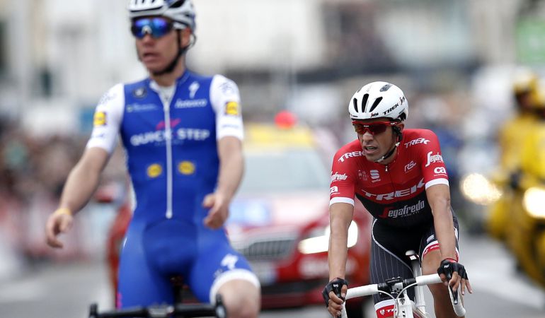Alberto Contador (d) (Trek - Segafredo) entra segundo en la línea de meta de la octava y última etapa de la París-Niza, sobre 115,5 kilómetros, tras De la Cruz (Quick Step). Alberto Contador (d) (Trek - Segafredo) entra segundo en la línea de meta de la octava y última etapa de la París-Niza, sobre 115,5 kilómetros, tras De la Cruz (Quick Step).