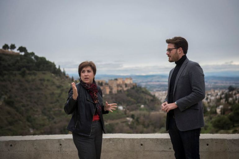 La delegada del Gobierno de la Junta en Granada, Sandra Garcia, y el delegado de Cultura, Guillermo Quero, en el Sacromonte, en el valle del río Darro, en Granada La delegada del Gobierno de la Junta en Granada, Sandra Garcia, y el delegado de Cultura, Guillermo Quero, en el Sacromonte, en el valle del río Darro, en Granada