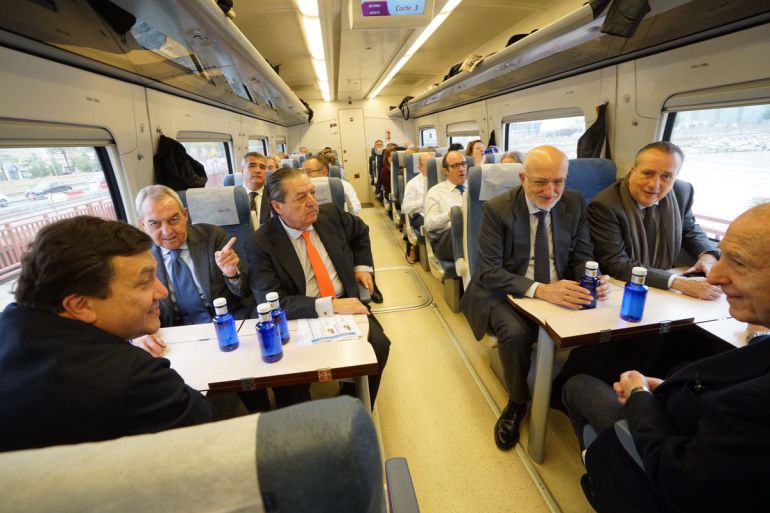 Federico Félix, Vicente Boluda, Juan Roig y Fernando Roig, de camino a Murcia, al encuentro para reclamar el Corredor Mediterráneo Federico Félix, Vicente Boluda, Juan Roig y Fernando Roig, de camino a Murcia, al encuentro para reclamar el Corredor Mediterráneo