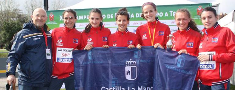 Labrado, en el centro de la imagen, con el presidente de la federación y el resto del equipo castellano-manchego Labrado, en el centro de la imagen, con el presidente de la federación y el resto del equipo castellano-manchego