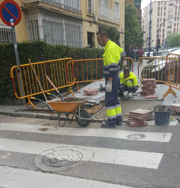 Operarios del ayuntamiento de Badajoz reparando el hueco días después del accidente. Operarios del ayuntamiento de Badajoz reparando el hueco días después del accidente.