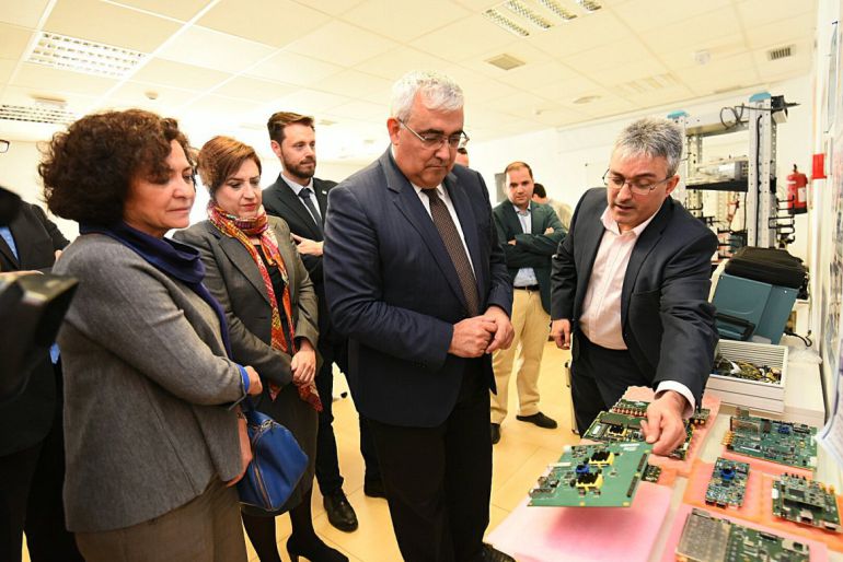 El consejero de Economía y Conocimiento andalucía visita la empresa Seven Solutions en Granada El consejero de Economía y Conocimiento andalucía visita la empresa Seven Solutions en Granada